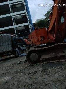 Xe chở và máy múc dọn xà bần sau khi đập phá