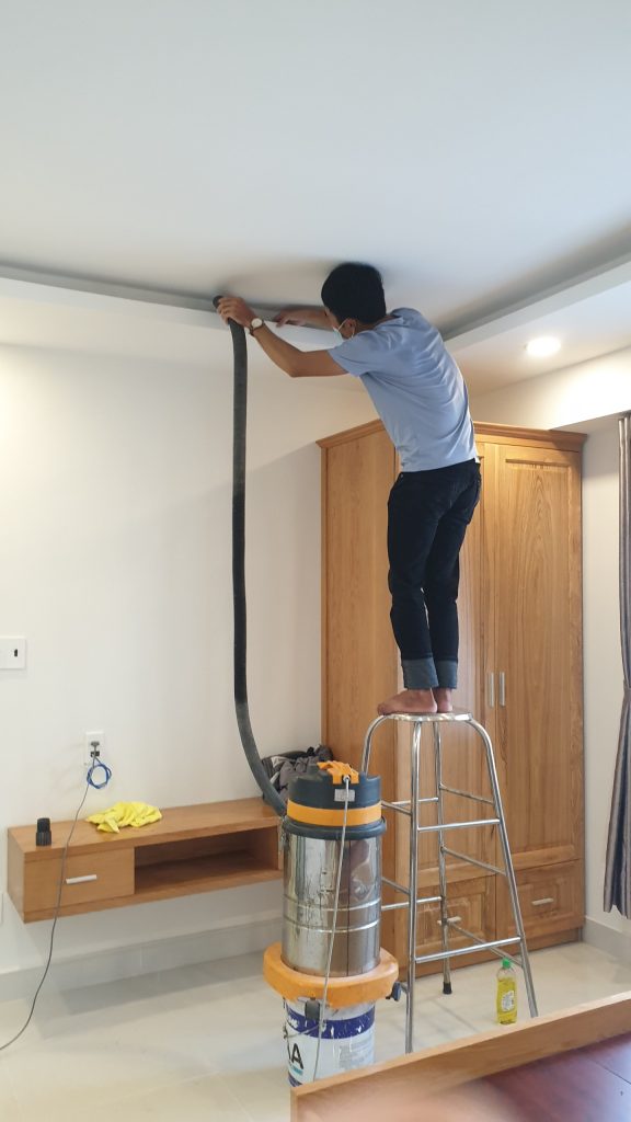 Hút bụi trên trần nhà