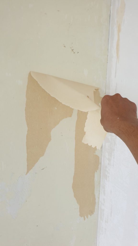 Lột lớp giấy cũ ra