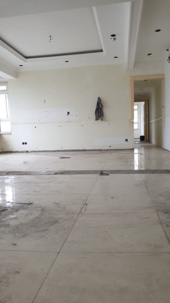 Lột giấy dán tường nhanh chóng và hiệu quả