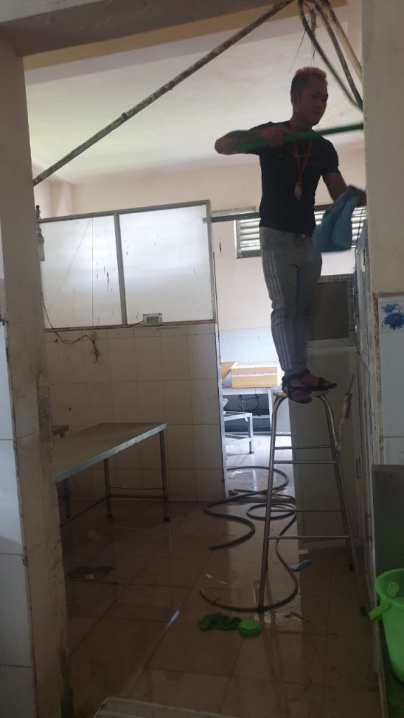 Quét bụi trên cao