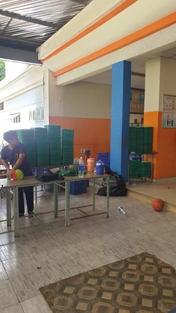 Vệ sinh rửa khay bê đồ ăn